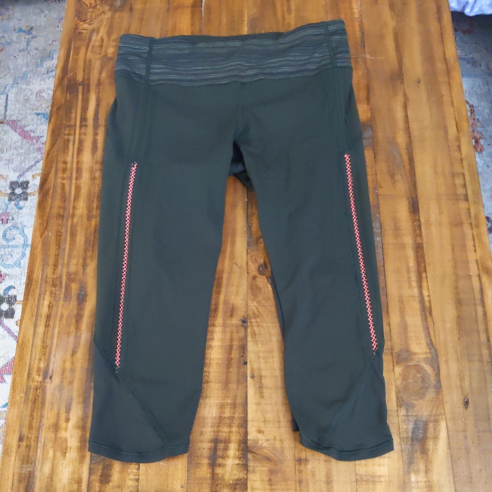 Lululemon Vent It Out Crop Capri Leggings Gator